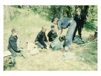Aava1958 12  Lennart ("Tjuren") inspekterar Rävens hajkpackning - inget godis är tillåtet!