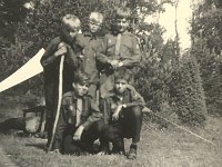 Aava1958 18  Rä: Nere t.v. Lalla H, bredvid okänd, bakom Lalla okänd (Rye E?), Gösta K, Pl Såsen. Vi vann lägertävlingen sedan kurrentens PL i Ekorren(?) – Leffe Jansson - brutit något och fått åka hem.