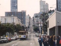 calif1a  Påsken 1999 åkte vi till Amerika. Först San Francisco! Här beundrar vi kabelspårvagnarna.