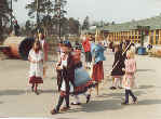 Björnbodaskolans skolgård på 80-talet men med sekelskiftesklädsel