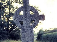 3-10-2011 050  Monumentet vid Korsbetningen, Visby. Ett minnesmärke över de gutar som föll i slaget mot Valdemar Atterdag den 27 juli 1361 och här finns också massgravarna efter slaget. Dessa gravar har grävts ut och man har här hittat mycket välbevarade rustningar, ringbrynjehuvor och ringbrynjeskjortor. Korset kallas Valdemarskorset och har följande inskription på latin: "I Herrens år 1361, tredje dagen efter S:t Jacob, föll utanför Visbys portar gutarna i danskarnas händer. Här är de begravda. Bed för dem.