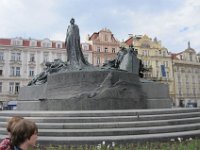 06  På torget hittar du också Jan Huss-monumenten. Huss ville reformera den katolska kyskan och dömdes till bålet. Han brändes levande på bål 1415.