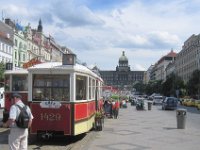42  Václavplatsen med sin kaffeservering i en gammal spårvagn. I bakgrunden Nationalmuseet. Torget är stadenskommersiella centrum. S:t Vaclav är tjeckernas skyddshelgon.